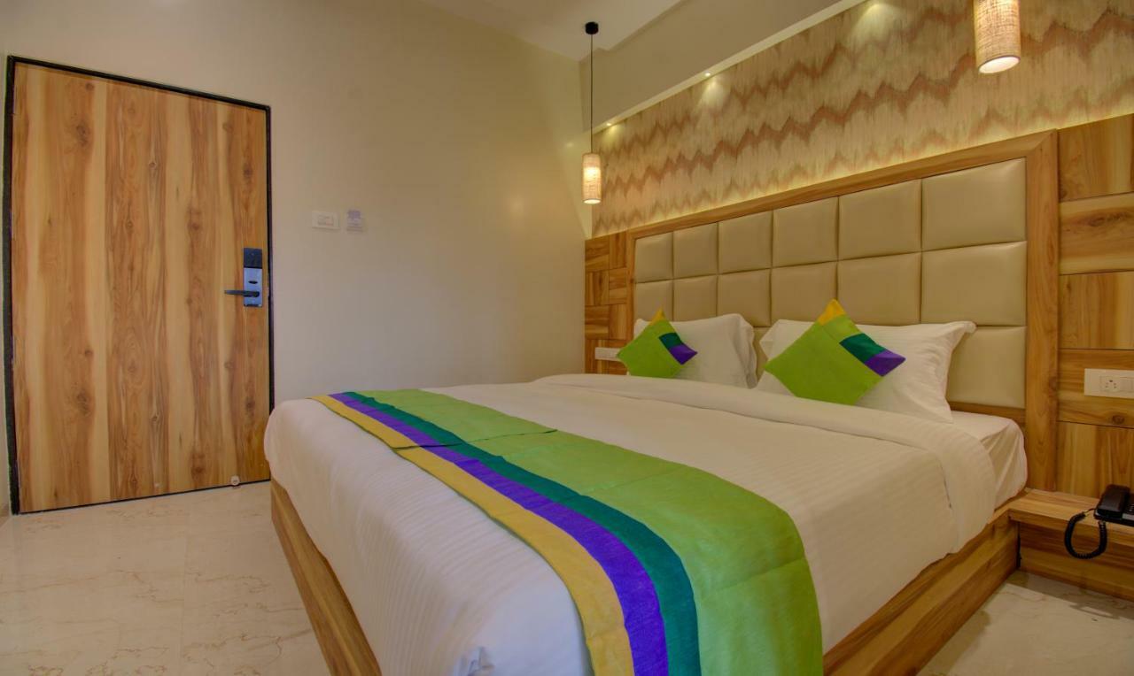 Hotel Amisha International Surat Exterior photo