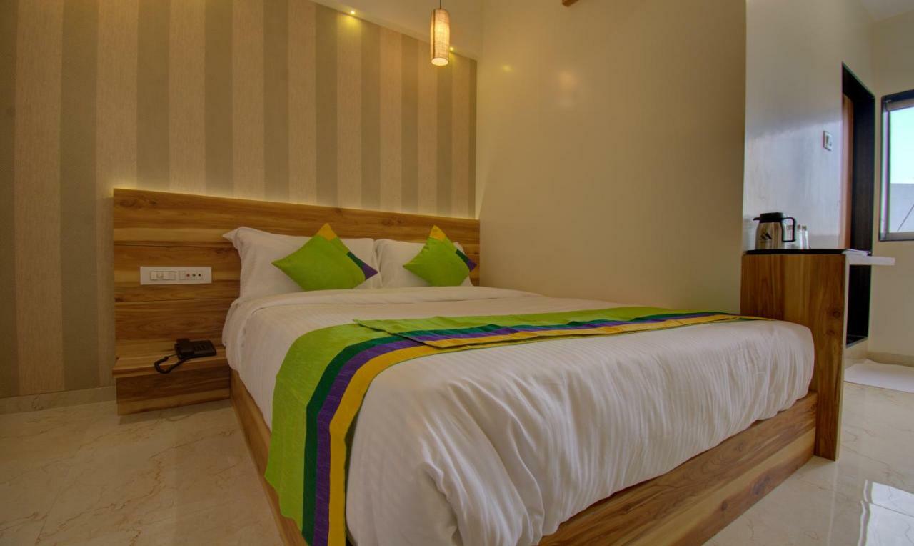 Hotel Amisha International Surat Exterior photo