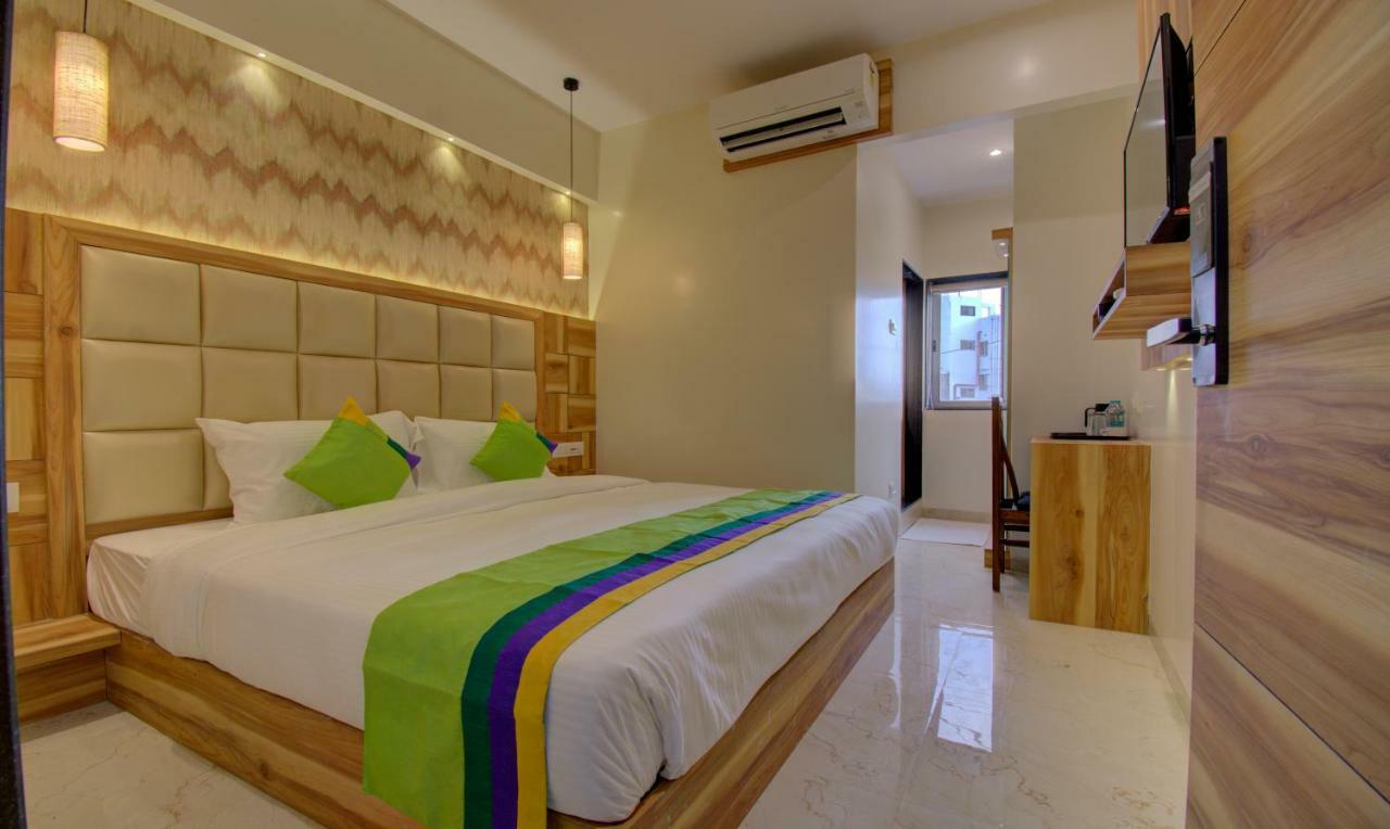 Hotel Amisha International Surat Exterior photo