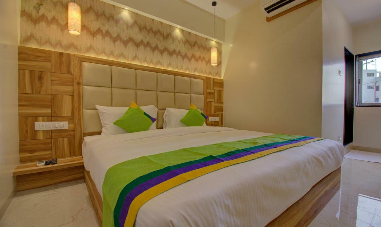 Hotel Amisha International Surat Exterior photo