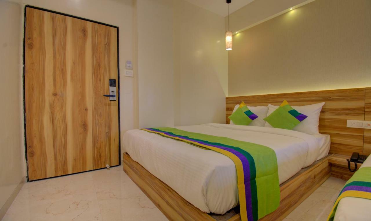 Hotel Amisha International Surat Exterior photo