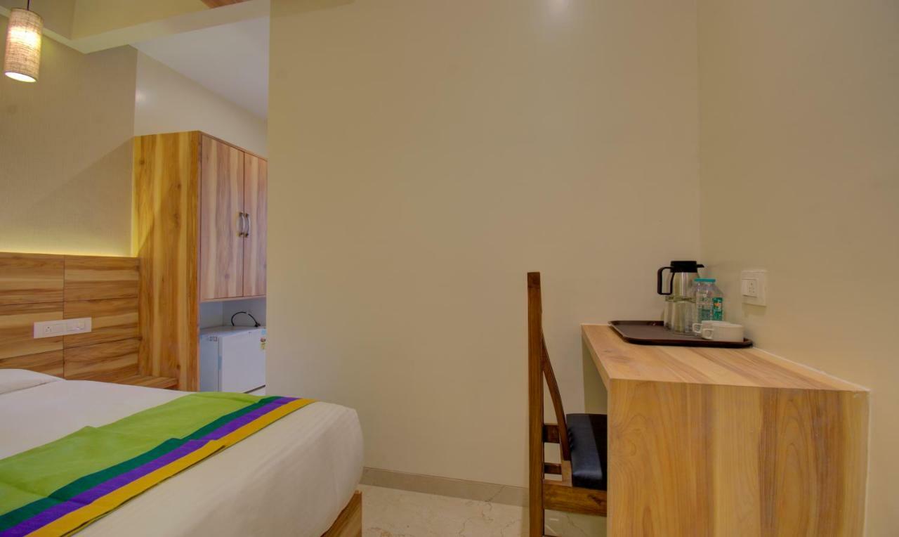 Hotel Amisha International Surat Exterior photo