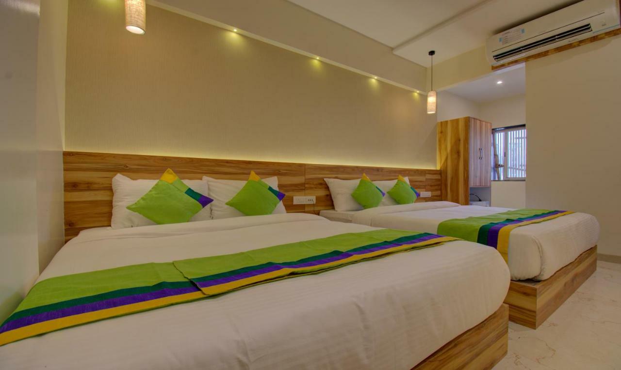 Hotel Amisha International Surat Exterior photo