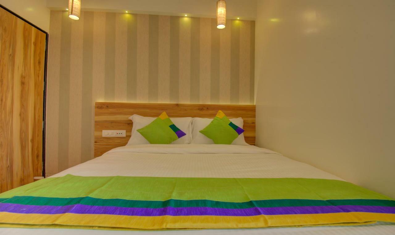 Hotel Amisha International Surat Exterior photo