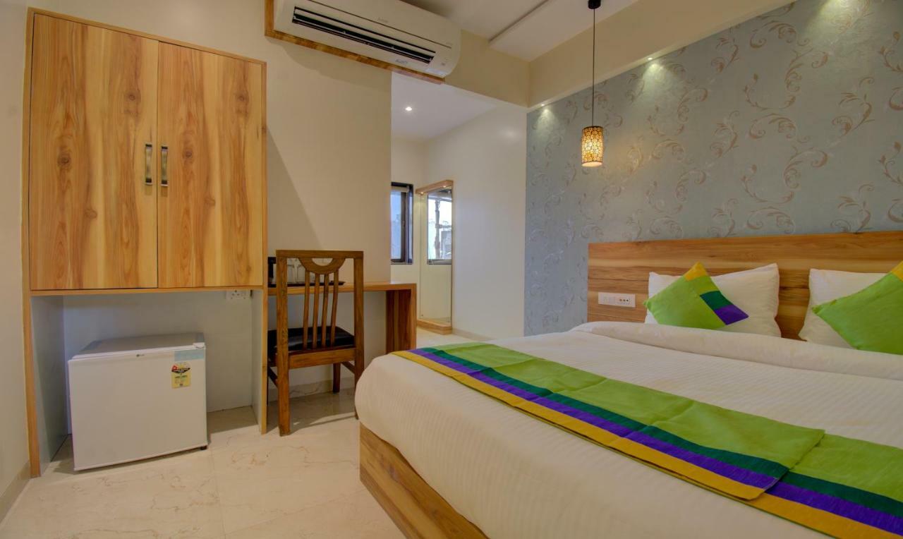 Hotel Amisha International Surat Exterior photo