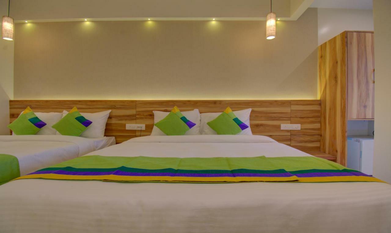 Hotel Amisha International Surat Exterior photo