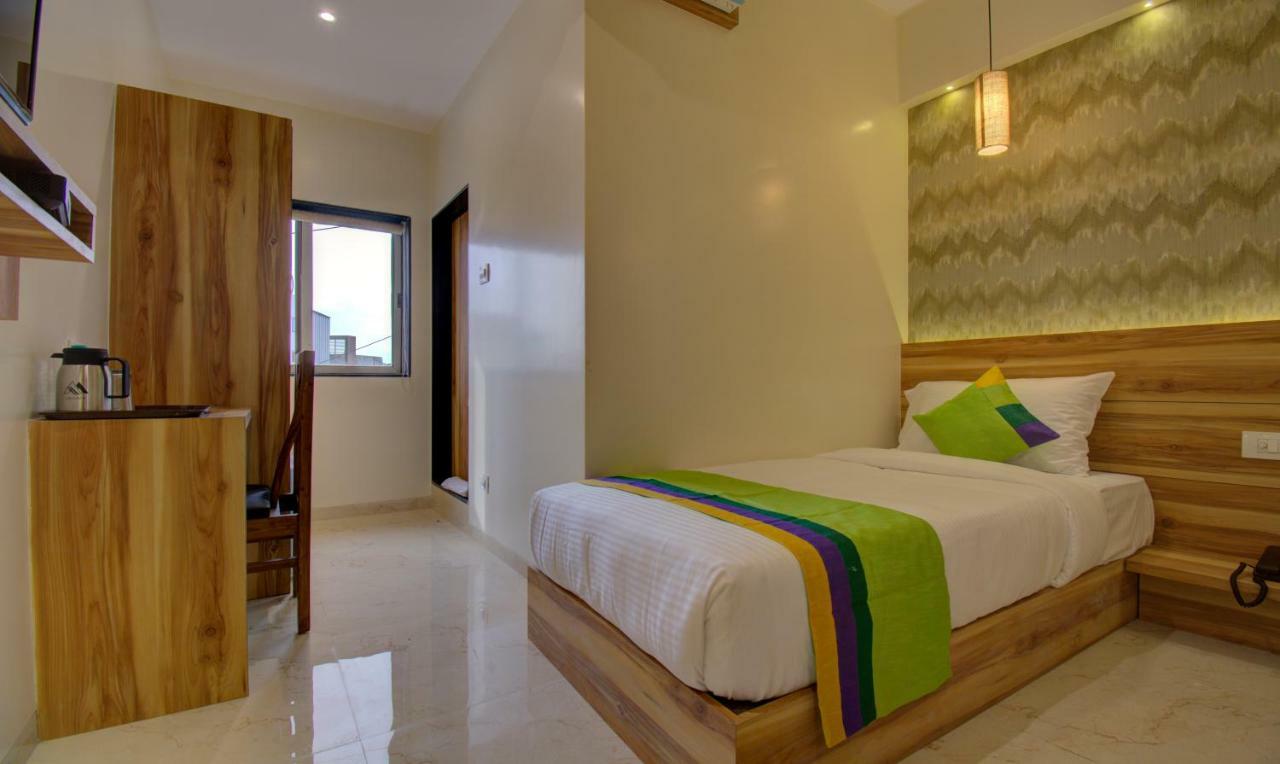 Hotel Amisha International Surat Exterior photo