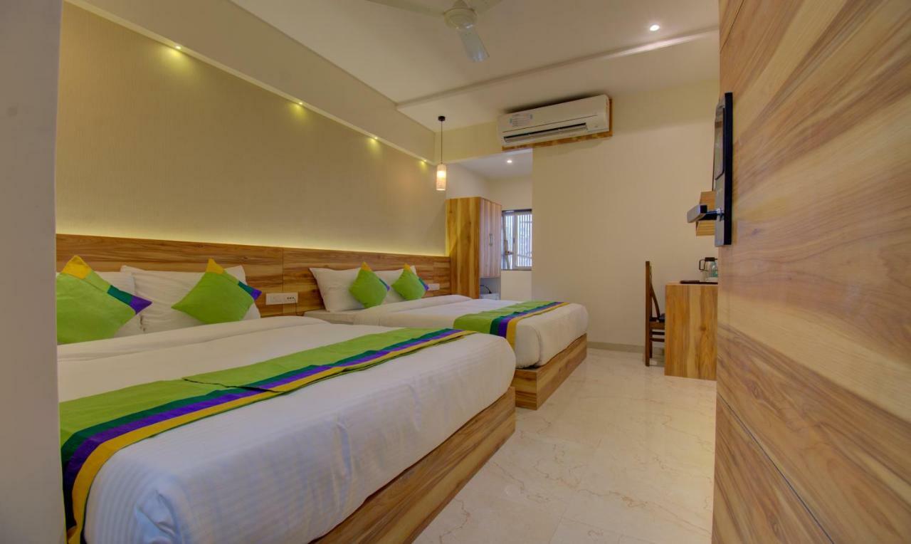 Hotel Amisha International Surat Exterior photo