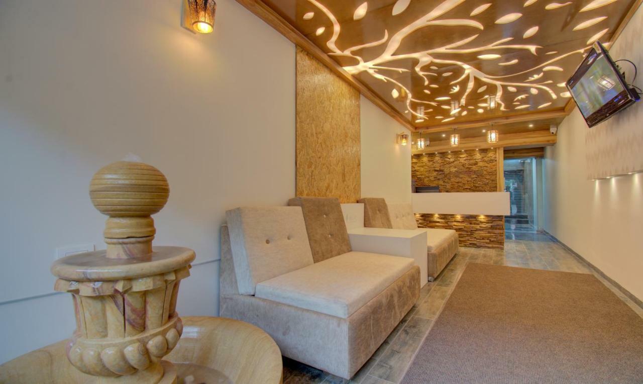 Hotel Amisha International Surat Exterior photo